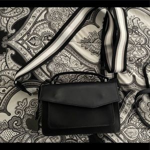 Crossbody bag with two removable straps
